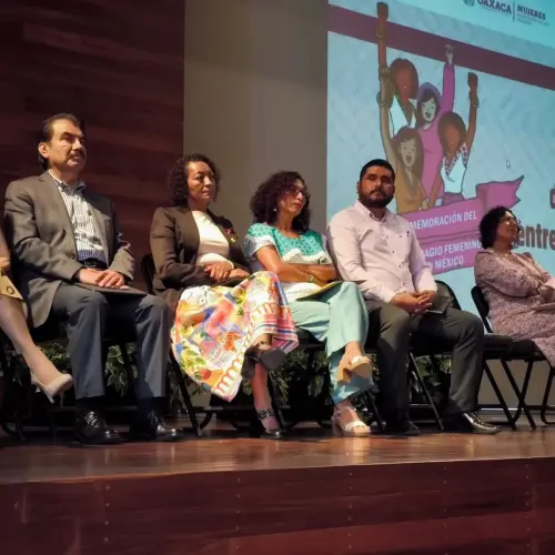 photoConmemoración del sufragio femenino en México "Tejiendo democracia entre mujeres"