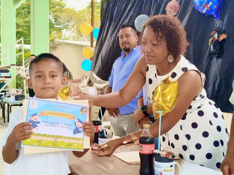 Madrina en ceremonia de graduación